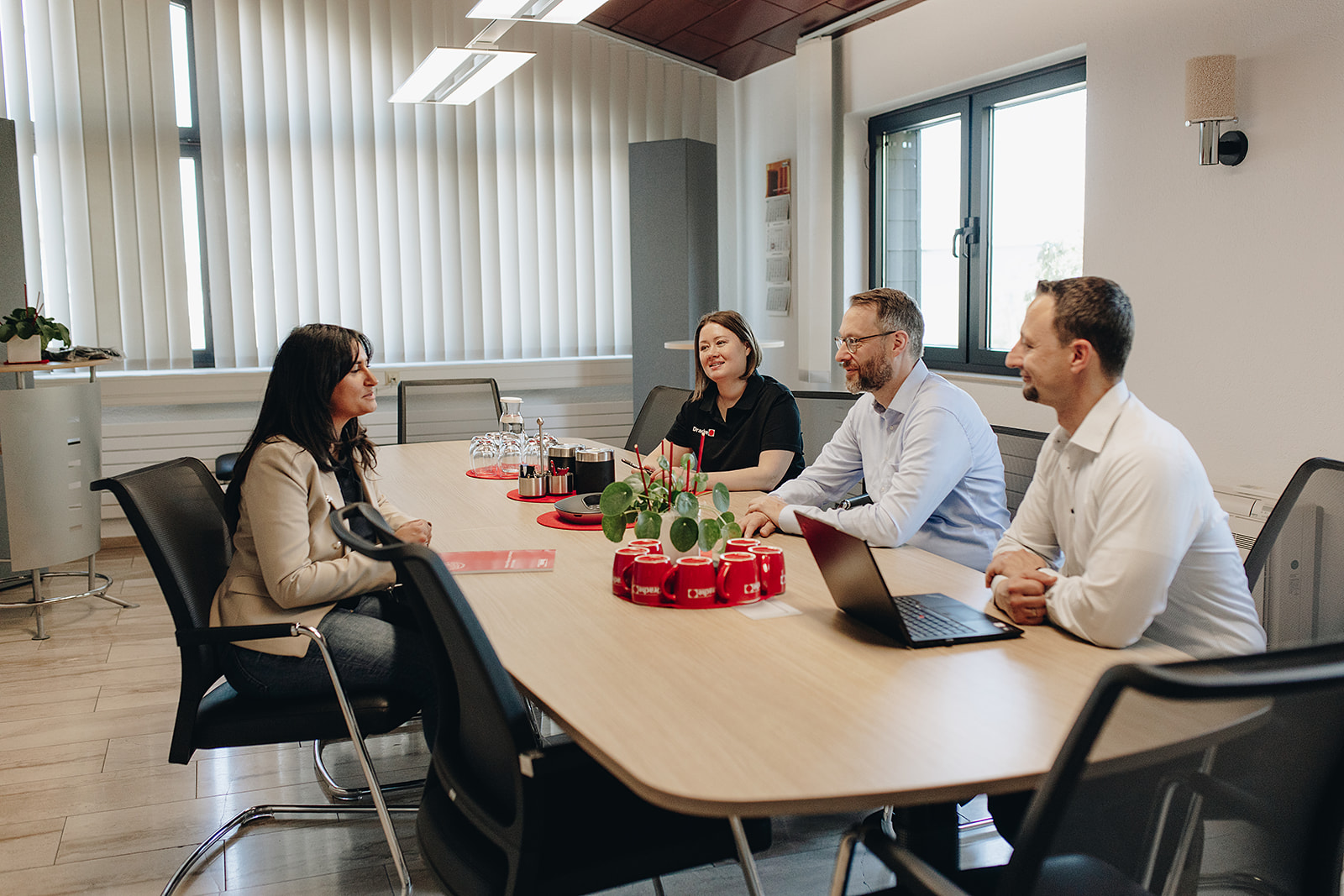 Drache Meeting mit Personal